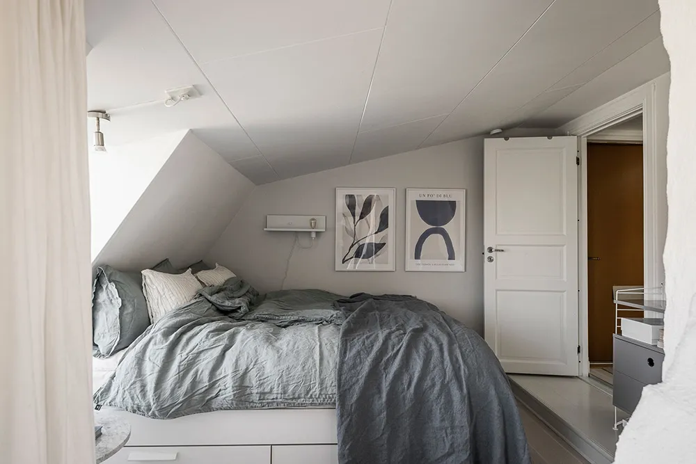 Luz de mansarda en Geteborg que parece más grande de lo que realmente es (45 m²) - Gallery image 21