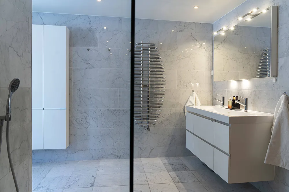 Villa blanca junto al lago en Suecia con su propio muelle - Gallery image 27