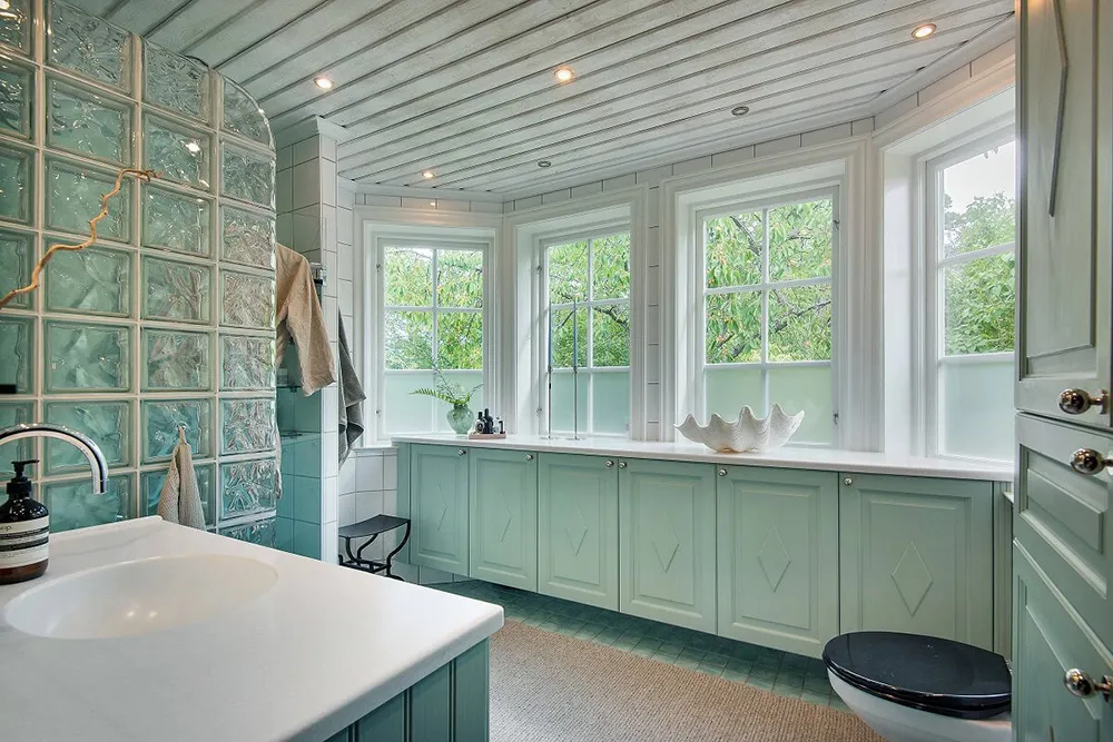 Stylowe odcienie w дизайnie tradycyjnej乡村 wиллы przy jeziorze w Szwecji - Gallery image 15