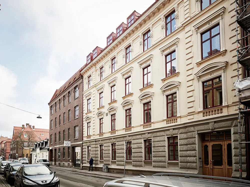 Бежеві стіни, яскравий декор і темна спальня: квартира в Гетеборзі (68 кв. м) - Gallery image 21