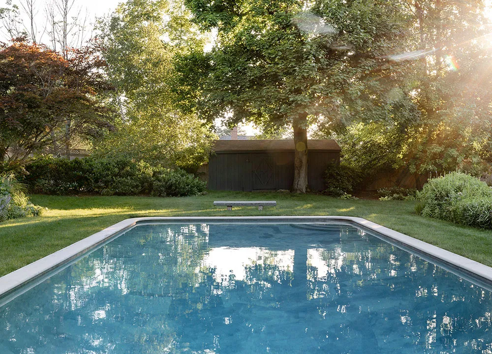 काली फ़ासाद एवं हल्के भीतरी डिज़ाइन: अमेरिका में स्थित एक सुंदर कॉटेज, जिसमें ग्रामीण शैली में सजावट की गई है. - Gallery image 22