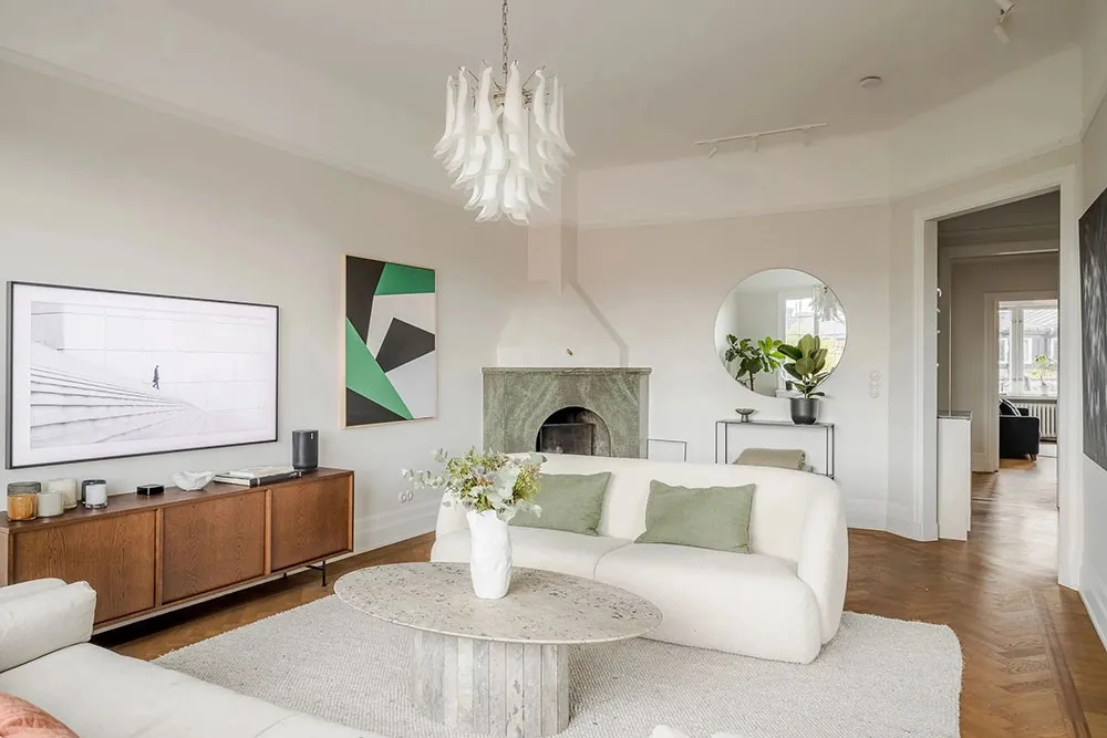 Duże okna i ciepły nowoczesny design: mieszkanie w Stokholmie - Gallery image 2