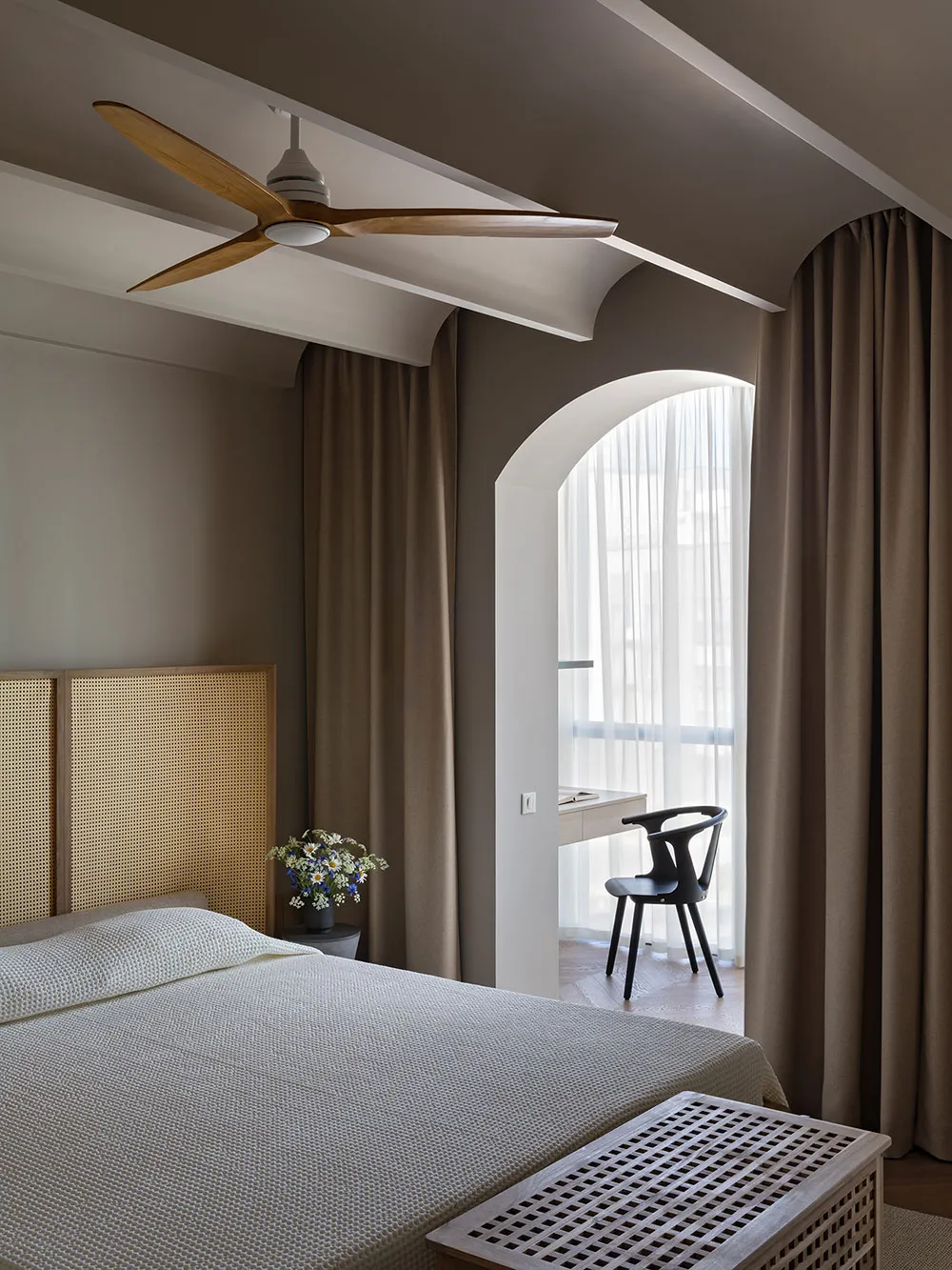 Intérieur moderne calme avec des arcs et un plafond voûté à Minsk (84 m²) - Gallery image 5