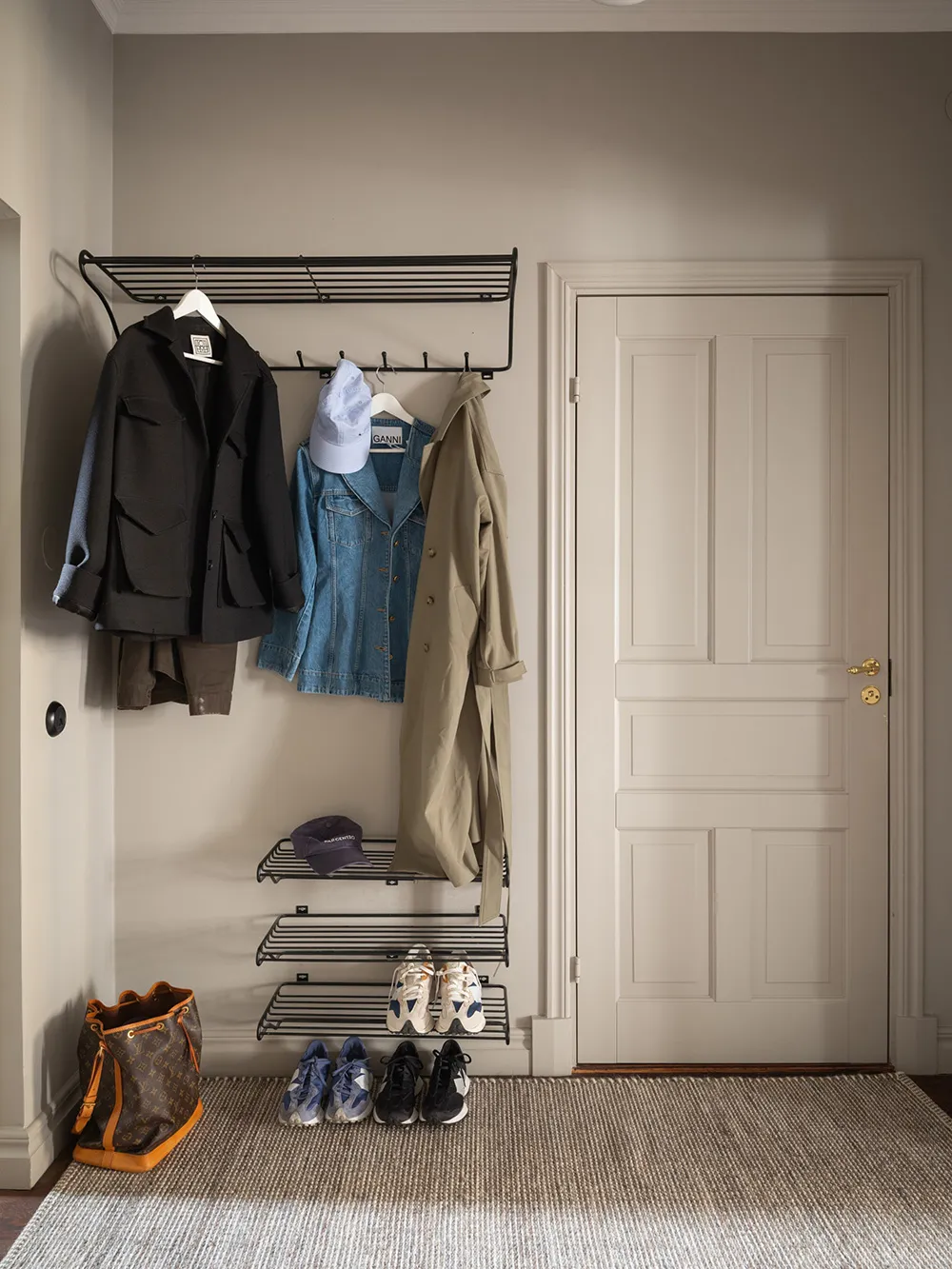 Бежеві стіни, яскравий декор і темна спальня: квартира в Гетеборзі (68 кв. м) - Gallery image 18