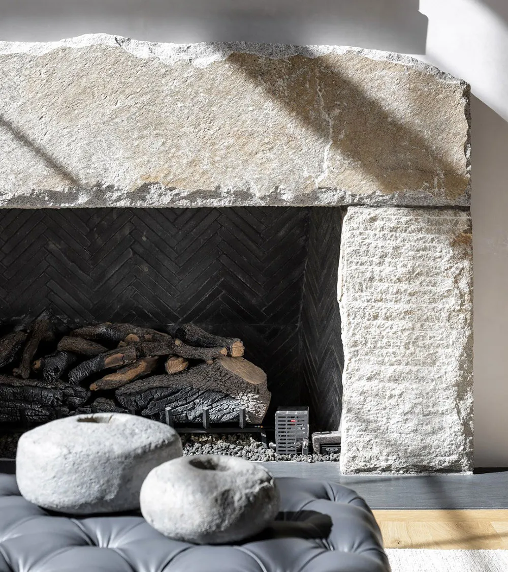 Стильний білий інтер'єр дому в США з темними акцентами - Gallery image 3