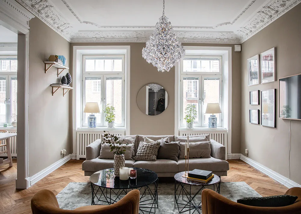 Яркие постеры в дизайне квартиры с лепниной в Стокгольме (82 кв. м) - Gallery image 1