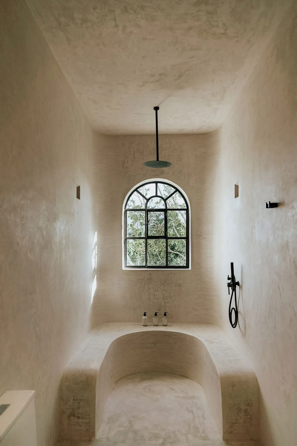 Windows Like Those in a New York Loft: Impressive Jungle Resort House - Gallery image 19