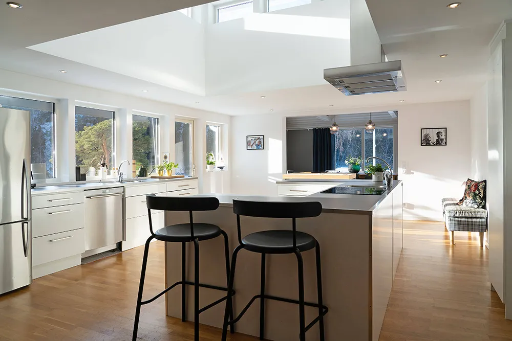 Villa blanca junto al lago en Suecia con su propio muelle - Gallery image 20