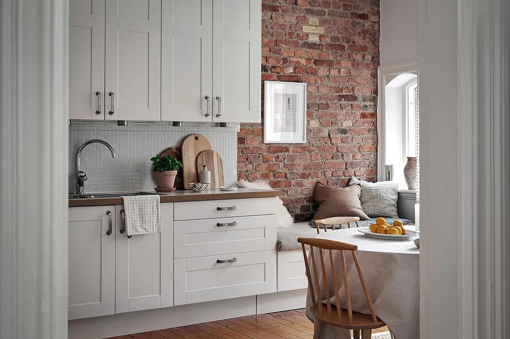 Мягкий декор и фрагменты кирпичной стены на кухне: небольшая квартира в Гетеборге (46 кв. м) - Gallery image 9