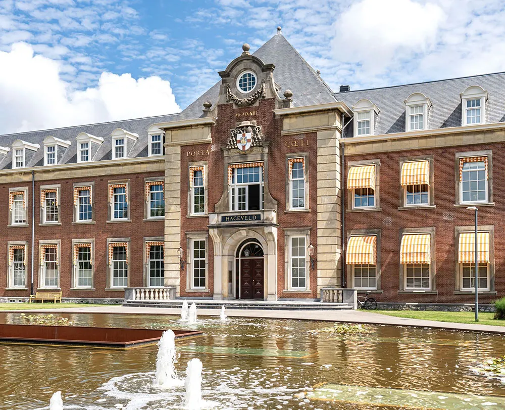 Królewska жизнь: apartament w luksusowym budynku seminariatu w Holandii - Gallery image 1