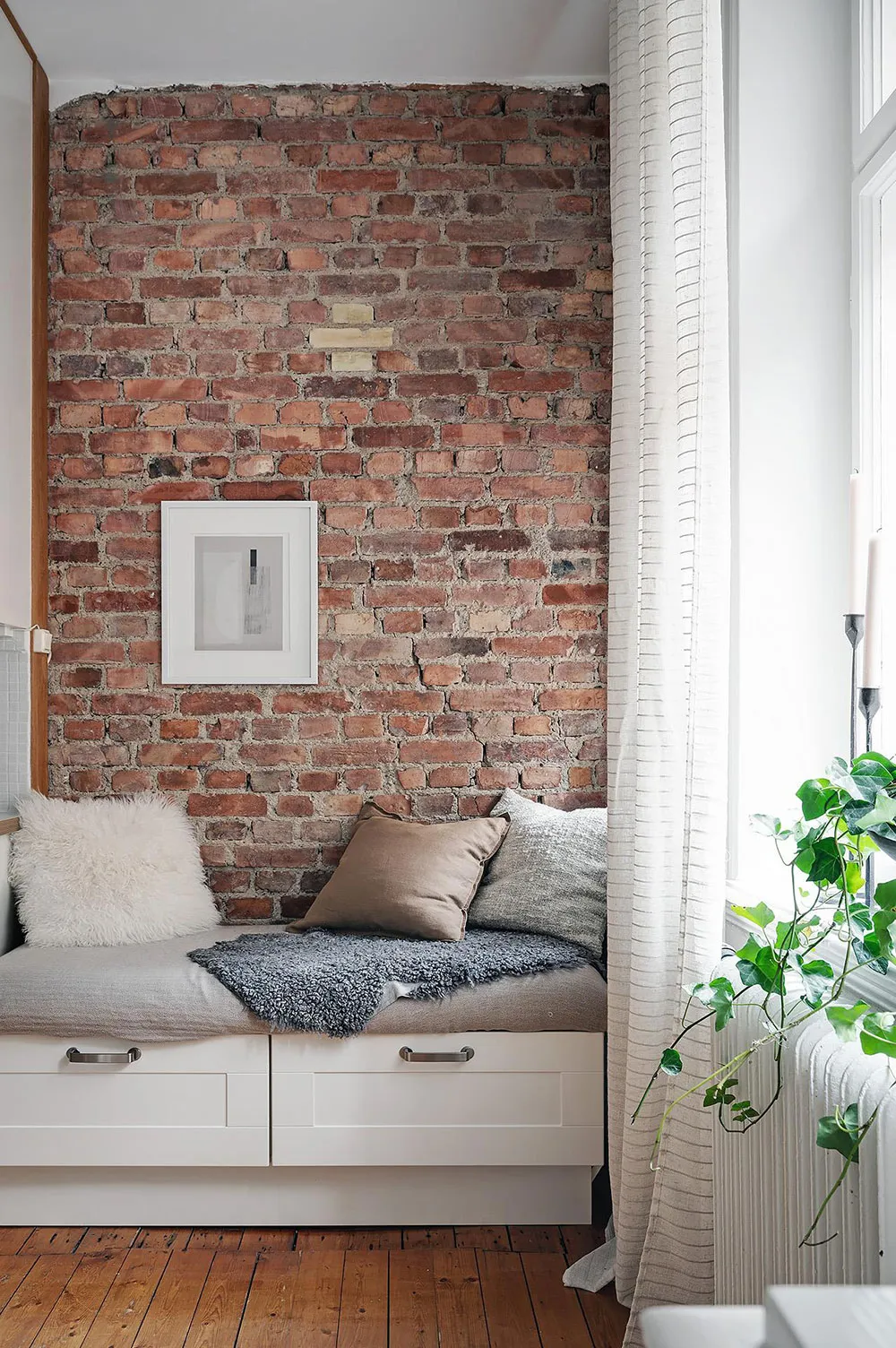 Мягкий декор и фрагменты кирпичной стены на кухне: небольшая квартира в Гетеборге (46 кв. м) - Gallery image 5