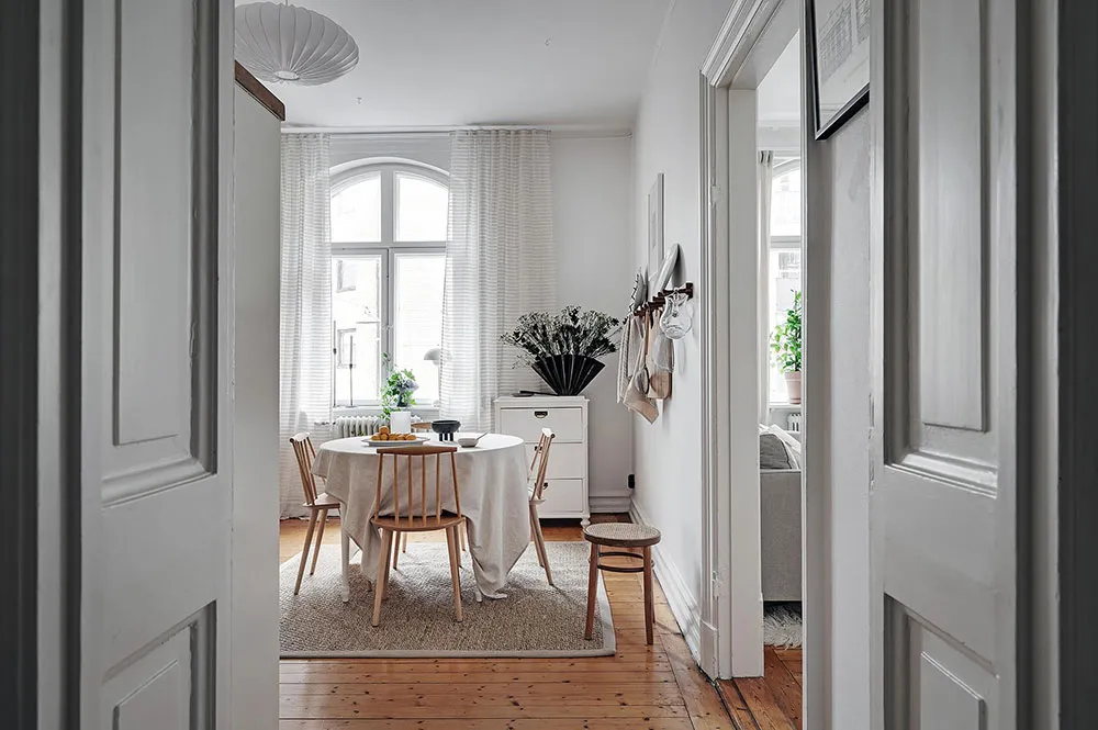 Мягкий декор и фрагменты кирпичной стены на кухне: небольшая квартира в Гетеборге (46 кв. м) - Gallery image 22