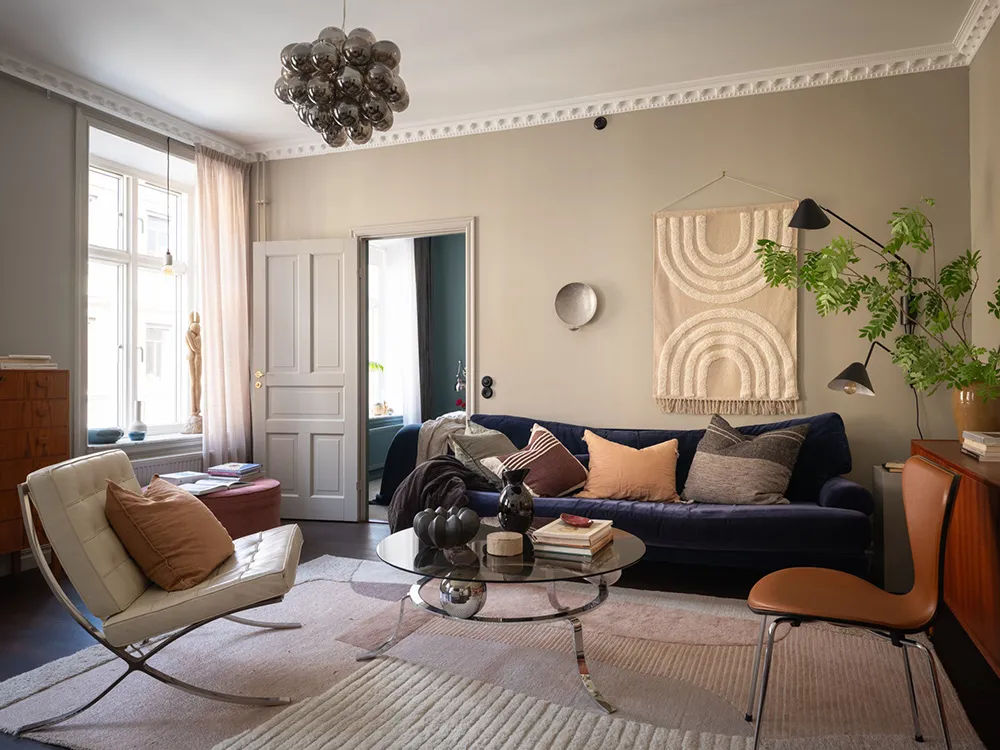 Бежеві стіни, яскравий декор і темна спальня: квартира в Гетеборзі (68 кв. м) - Gallery image 1