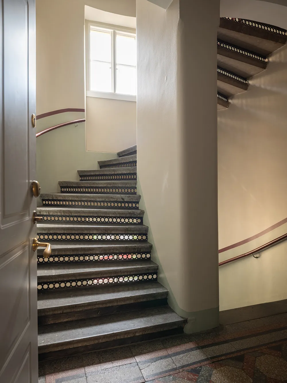 Бежеві стіни, яскравий декор і темна спальня: квартира в Гетеборзі (68 кв. м) - Gallery image 19