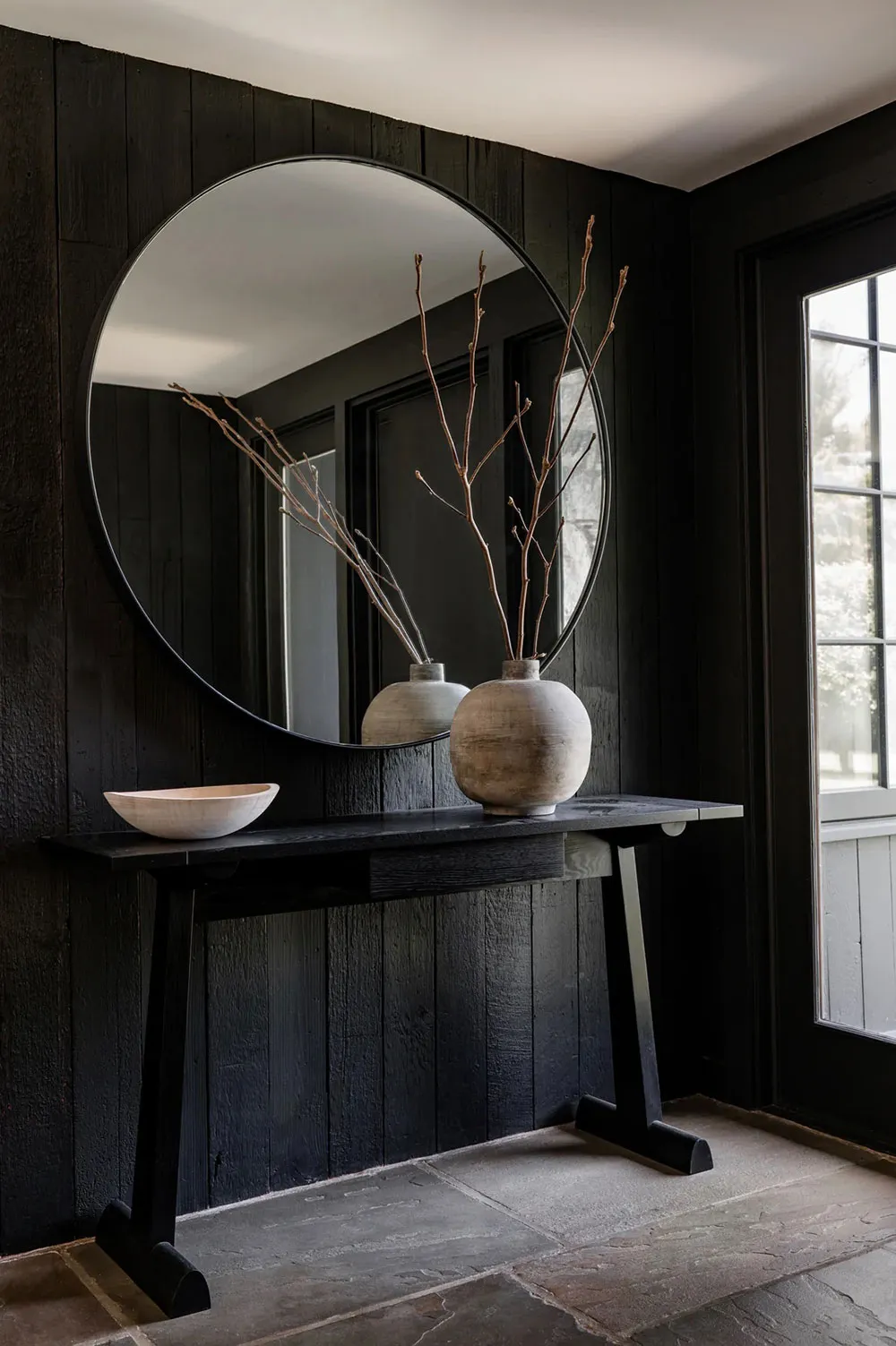 काली फ़ासाद एवं हल्के भीतरी डिज़ाइन: अमेरिका में स्थित एक सुंदर कॉटेज, जिसमें ग्रामीण शैली में सजावट की गई है. - Gallery image 19