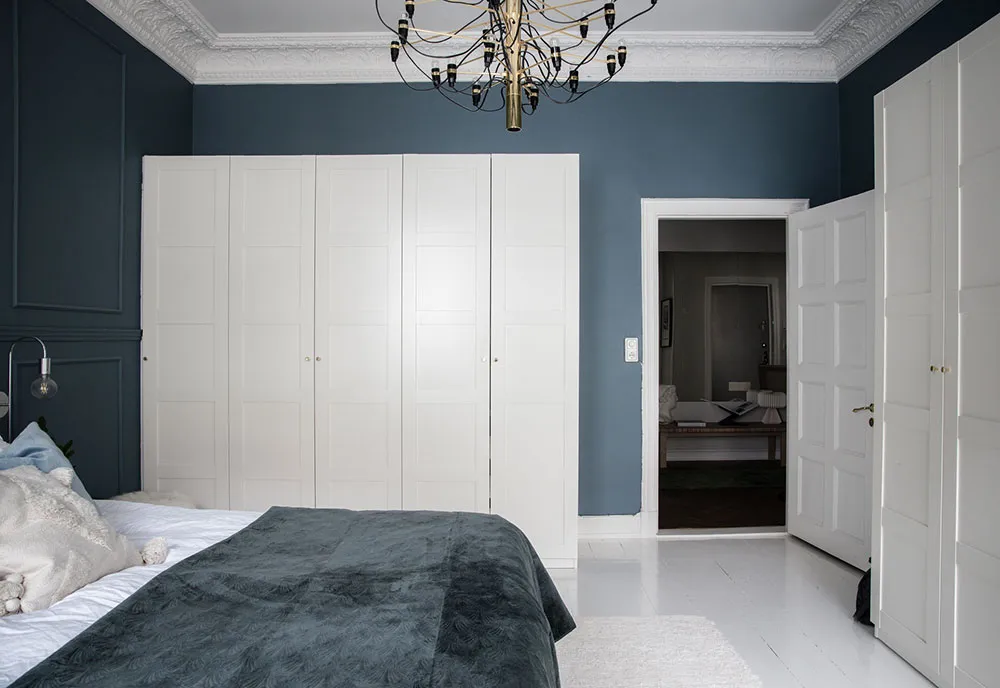 Яркие постеры в дизайне квартиры с лепниной в Стокгольме (82 кв. м) - Gallery image 6