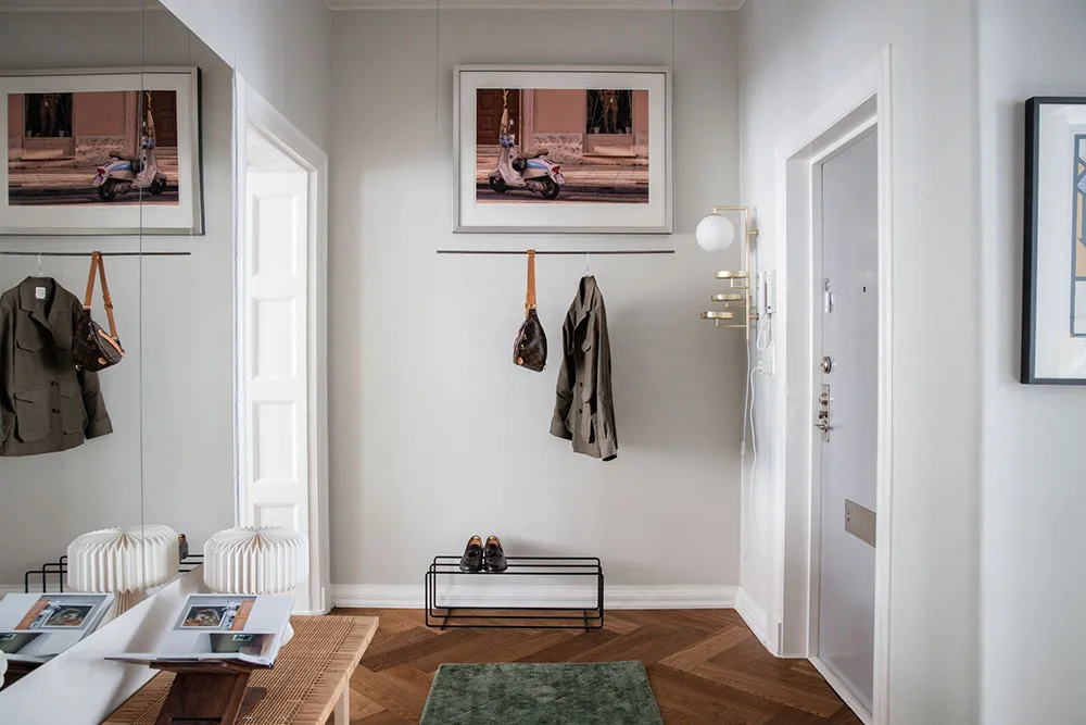 Яркие постеры в дизайне квартиры с лепниной в Стокгольме (82 кв. м) - Gallery image 8