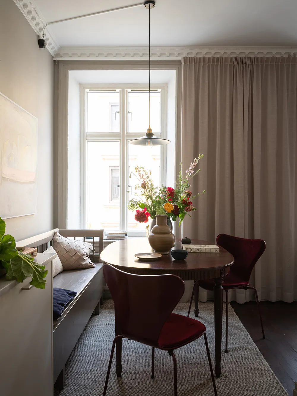 Бежеві стіни, яскравий декор і темна спальня: квартира в Гетеборзі (68 кв. м) - Gallery image 7