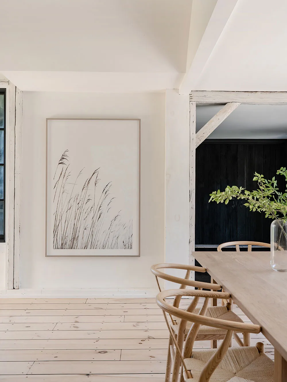 काली फ़ासाद एवं हल्के भीतरी डिज़ाइन: अमेरिका में स्थित एक सुंदर कॉटेज, जिसमें ग्रामीण शैली में सजावट की गई है. - Gallery image 4