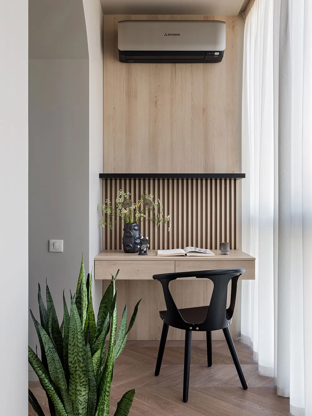 Intérieur moderne calme avec des arcs et un plafond voûté à Minsk (84 m²) - Gallery image 7