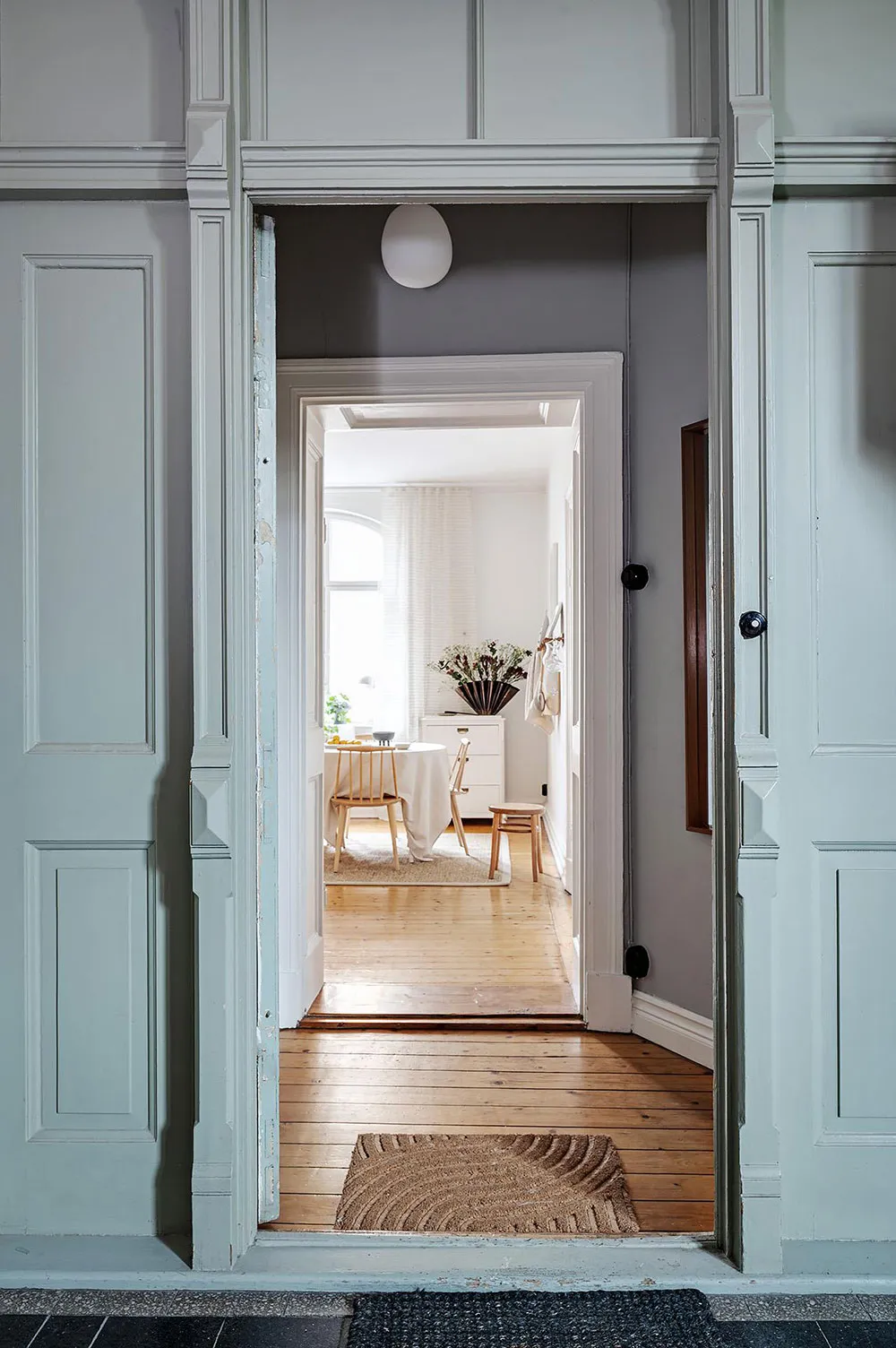 Мягкий декор и фрагменты кирпичной стены на кухне: небольшая квартира в Гетеборге (46 кв. м) - Gallery image 24