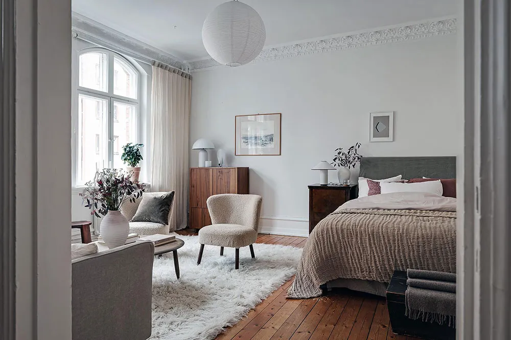 Мягкий декор и фрагменты кирпичной стены на кухне: небольшая квартира в Гетеборге (46 кв. м) - Gallery image 18