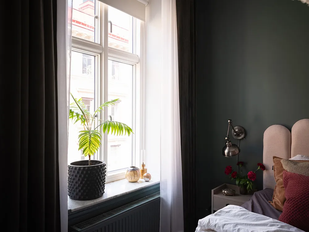 Бежеві стіни, яскравий декор і темна спальня: квартира в Гетеборзі (68 кв. м) - Gallery image 2