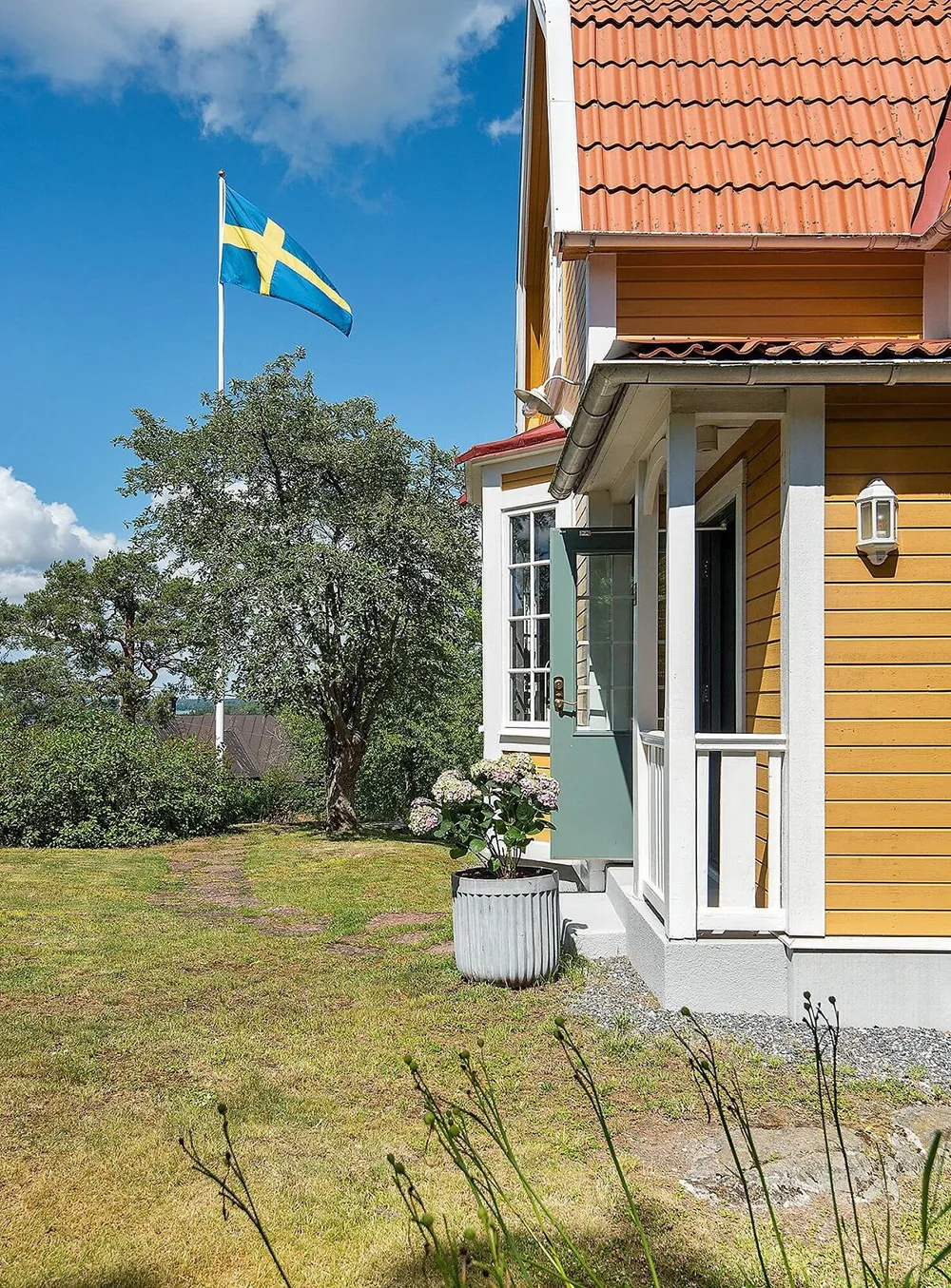 Stylowe odcienie w дизайnie tradycyjnej乡村 wиллы przy jeziorze w Szwecji - Gallery image 24