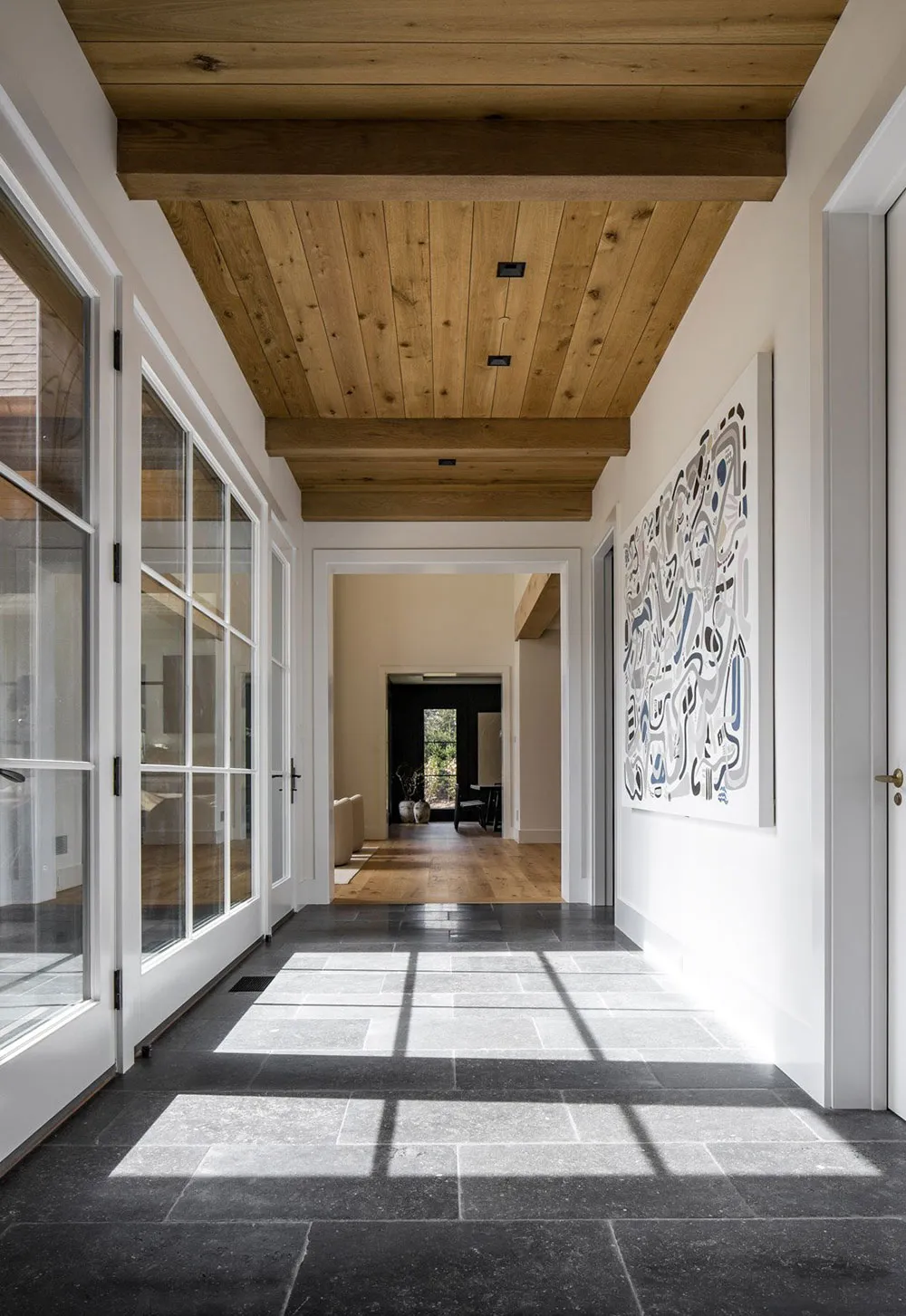 Стильний білий інтер'єр дому в США з темними акцентами - Gallery image 12