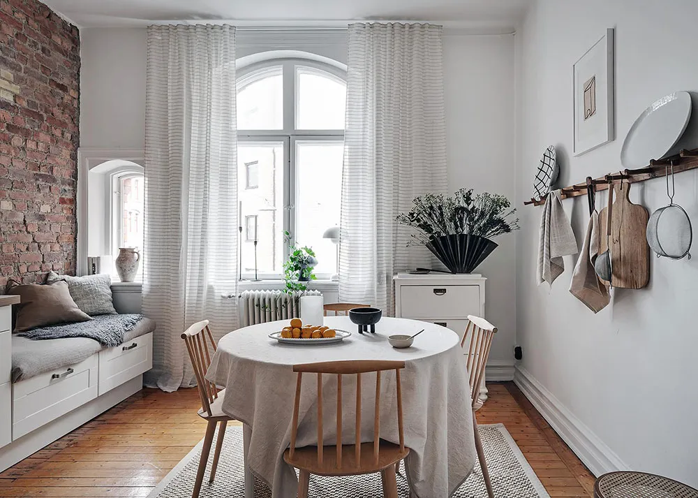 Мягкий декор и фрагменты кирпичной стены на кухне: небольшая квартира в Гетеборге (46 кв. м) - Gallery image 12