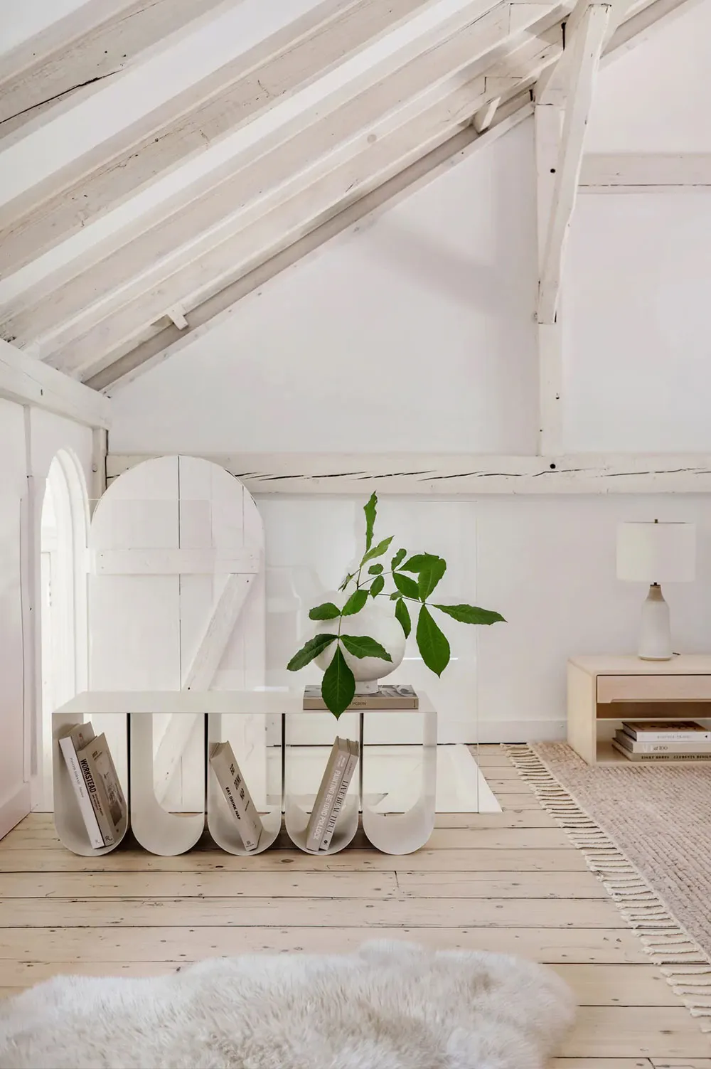 काली फ़ासाद एवं हल्के भीतरी डिज़ाइन: अमेरिका में स्थित एक सुंदर कॉटेज, जिसमें ग्रामीण शैली में सजावट की गई है. - Gallery image 11