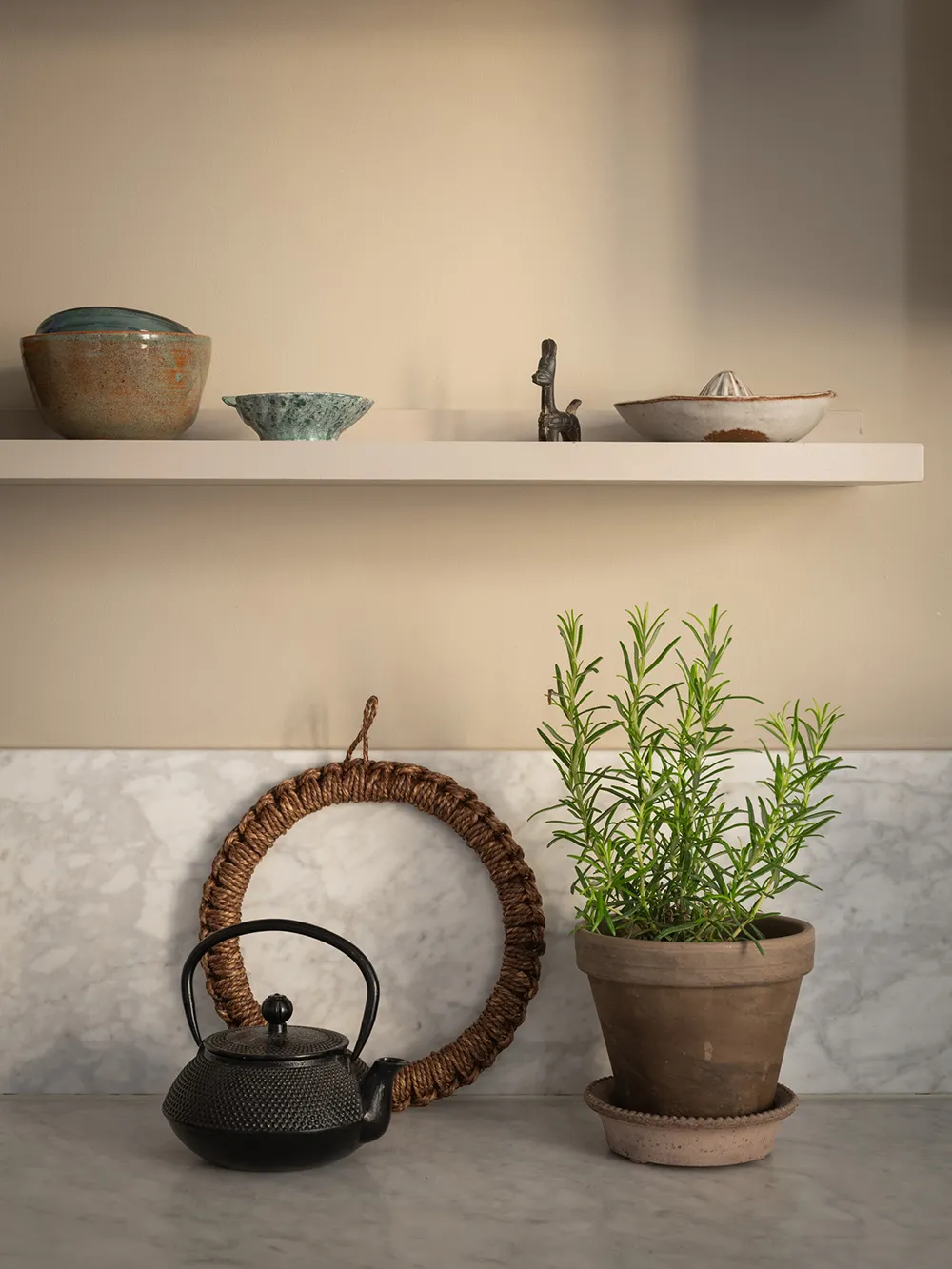 Бежеві стіни, яскравий декор і темна спальня: квартира в Гетеборзі (68 кв. м) - Gallery image 11