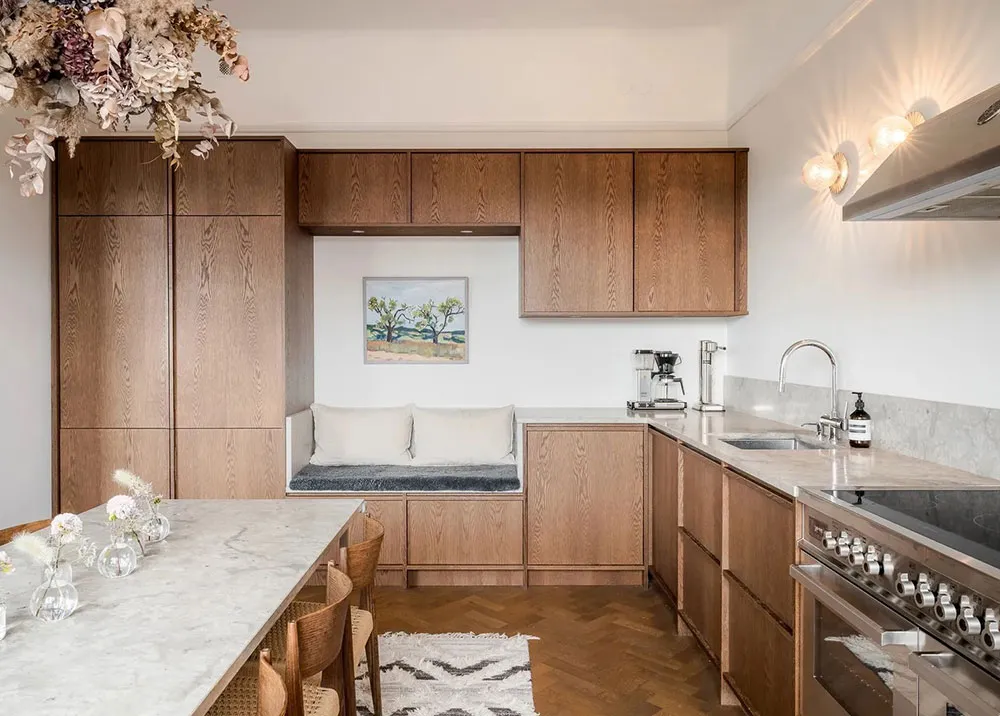 Duże okna i ciepły nowoczesny design: mieszkanie w Stokholmie - Gallery image 4