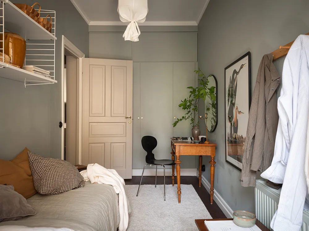 Бежеві стіни, яскравий декор і темна спальня: квартира в Гетеборзі (68 кв. м) - Gallery image 12