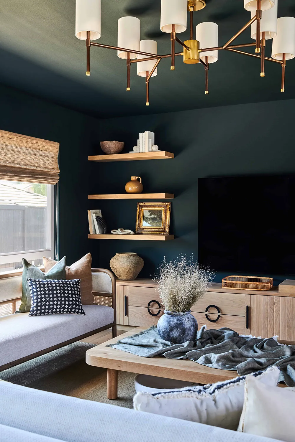 Schwarze Wände und helles Möbel: Mutiger, aber gemütlicher Interieur in Los Angeles - Gallery image 2