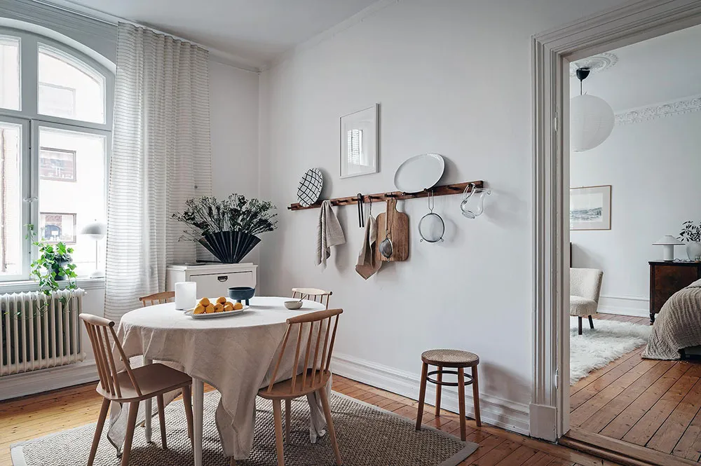 Мягкий декор и фрагменты кирпичной стены на кухне: небольшая квартира в Гетеборге (46 кв. м) - Gallery image 6