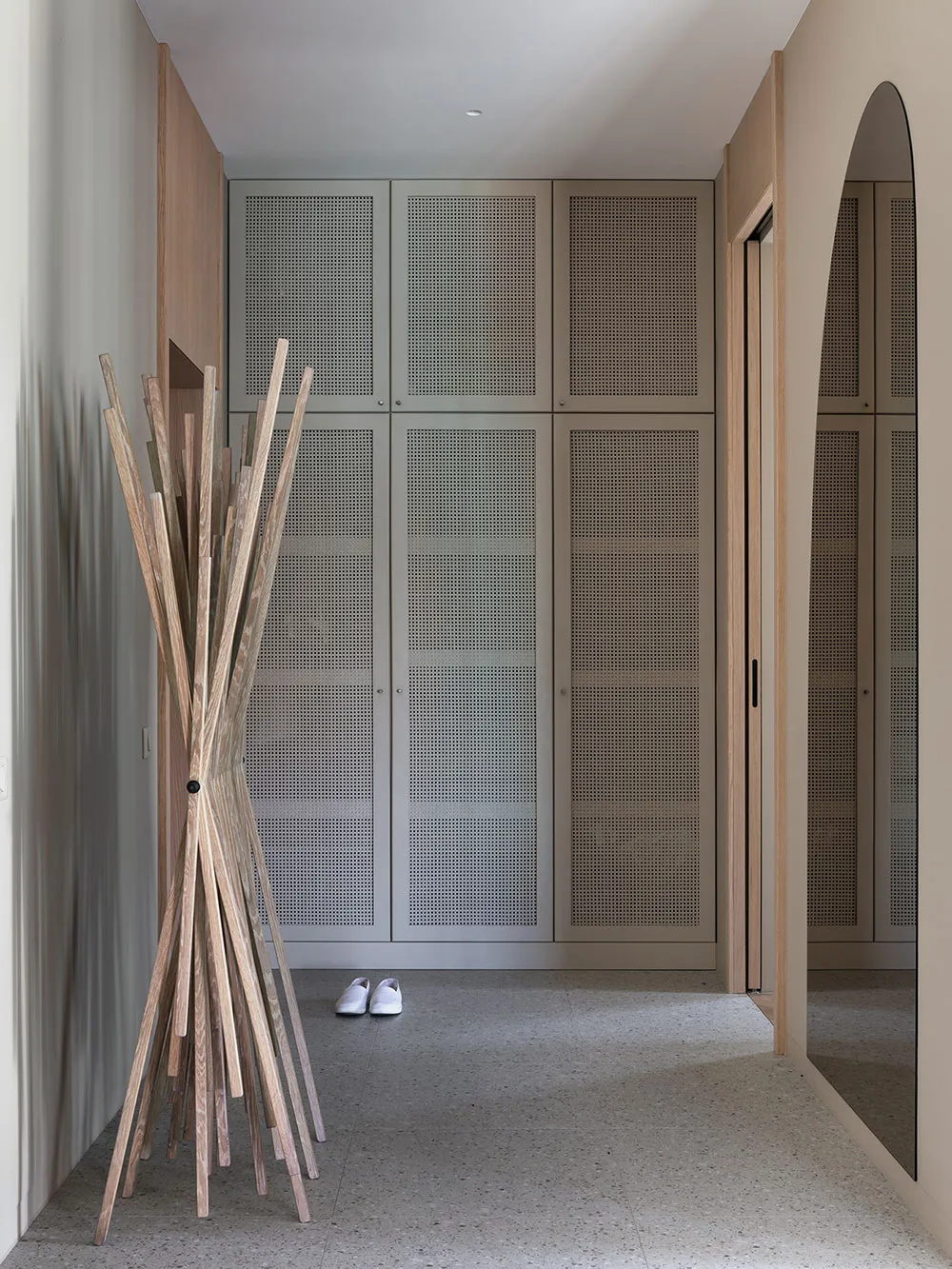 Intérieur moderne calme avec des arcs et un plafond voûté à Minsk (84 m²) - Gallery image 11