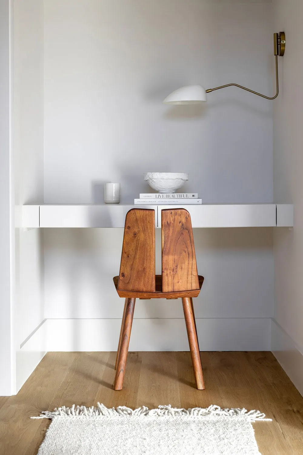 Стильний білий інтер'єр дому в США з темними акцентами - Gallery image 11