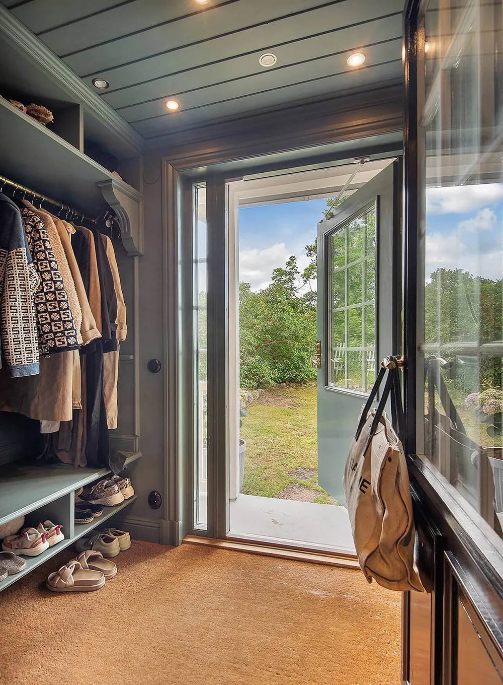 Stylowe odcienie w дизайnie tradycyjnej乡村 wиллы przy jeziorze w Szwecji - Gallery image 22