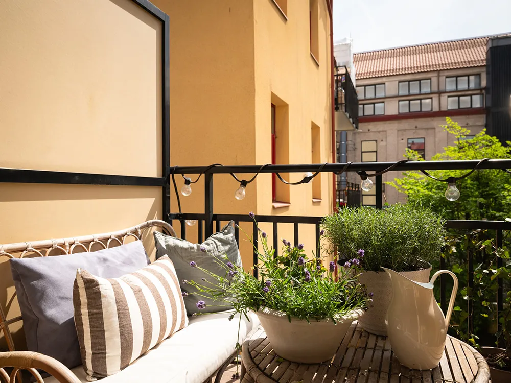 Бежеві стіни, яскравий декор і темна спальня: квартира в Гетеборзі (68 кв. м) - Gallery image 14