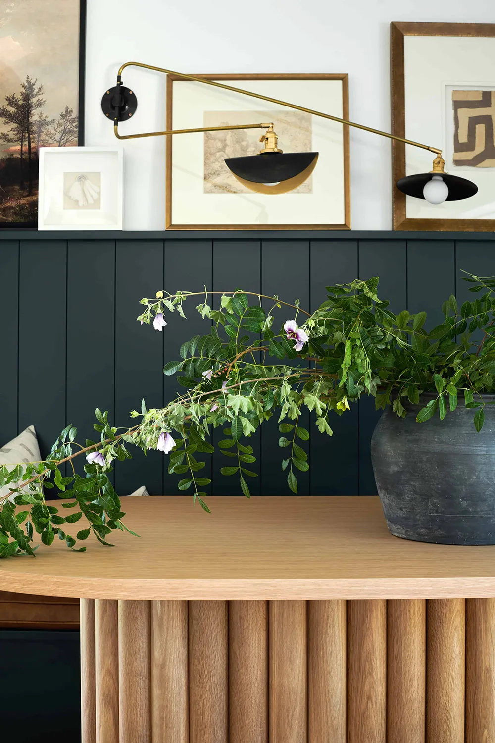 Schwarze Wände und helles Möbel: Mutiger, aber gemütlicher Interieur in Los Angeles - Gallery image 10