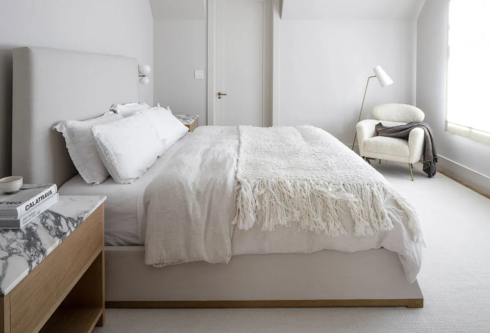 Стильний білий інтер'єр дому в США з темними акцентами - Gallery image 9