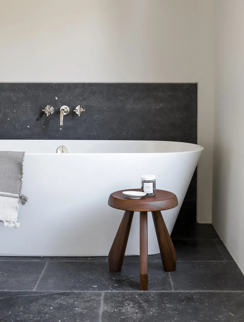 Стильний білий інтер'єр дому в США з темними акцентами - Gallery image 10