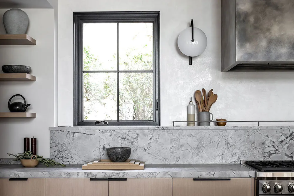 Стильний білий інтер'єр дому в США з темними акцентами - Gallery image 7