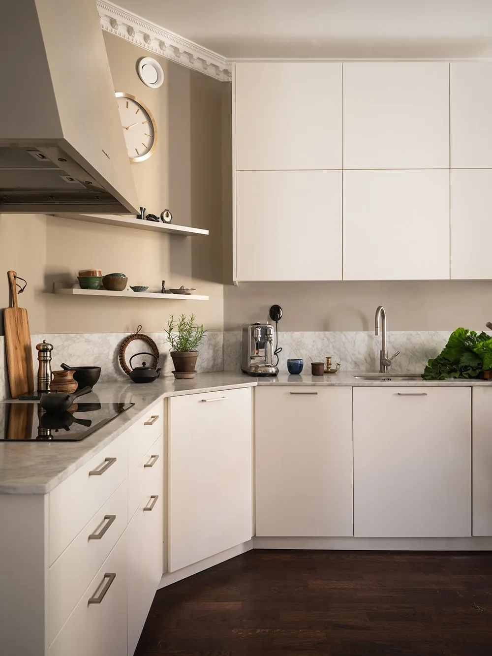 Бежеві стіни, яскравий декор і темна спальня: квартира в Гетеборзі (68 кв. м) - Gallery image 10