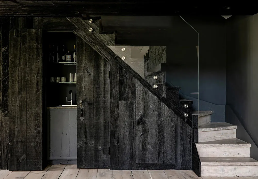 काली फ़ासाद एवं हल्के भीतरी डिज़ाइन: अमेरिका में स्थित एक सुंदर कॉटेज, जिसमें ग्रामीण शैली में सजावट की गई है. - Gallery image 17