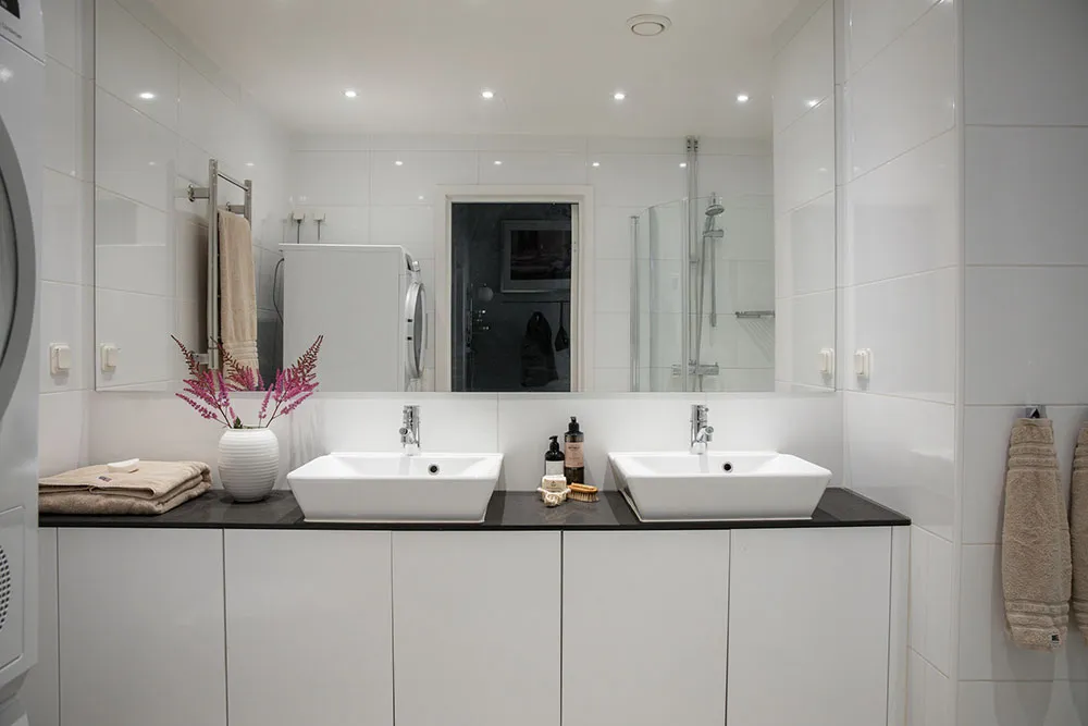 Яркие постеры в дизайне квартиры с лепниной в Стокгольме (82 кв. м) - Gallery image 7