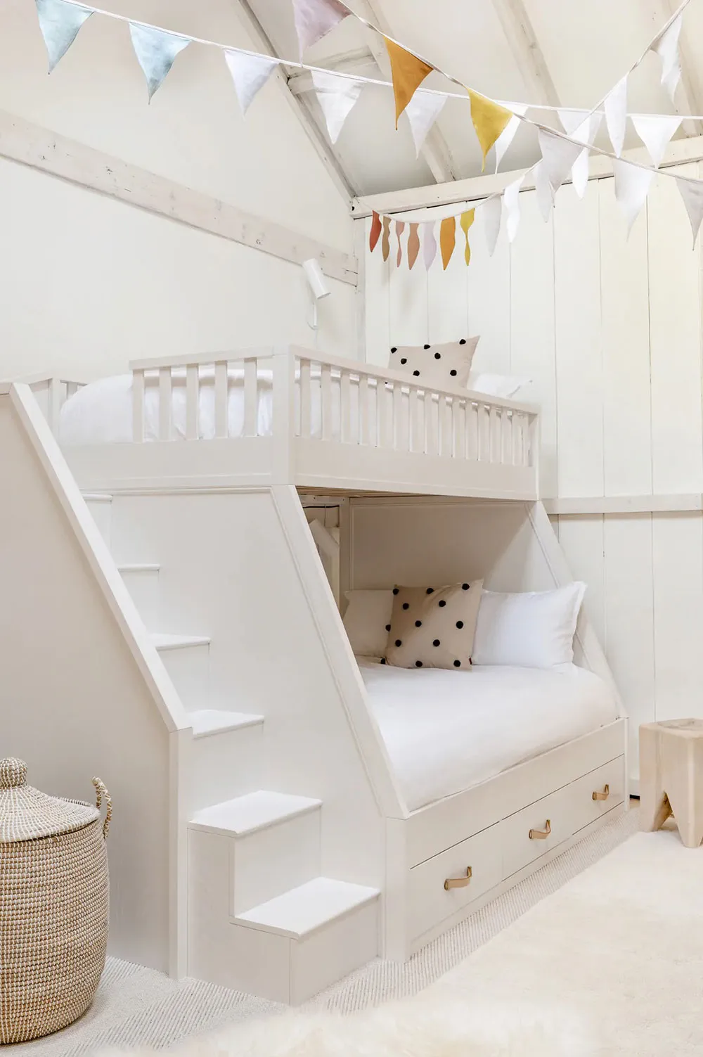 काली फ़ासाद एवं हल्के भीतरी डिज़ाइन: अमेरिका में स्थित एक सुंदर कॉटेज, जिसमें ग्रामीण शैली में सजावट की गई है. - Gallery image 10