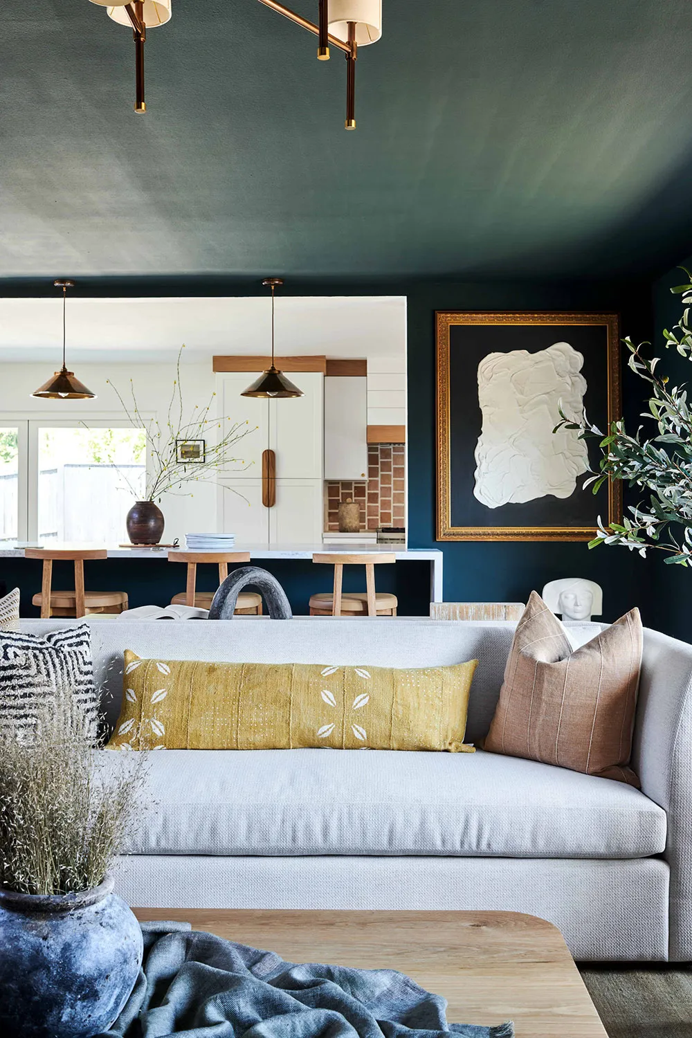 Schwarze Wände und helles Möbel: Mutiger, aber gemütlicher Interieur in Los Angeles - Gallery image 4