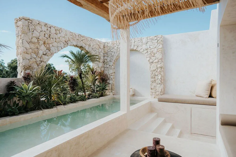 Windows Like Those in a New York Loft: Impressive Jungle Resort House - Gallery image 26